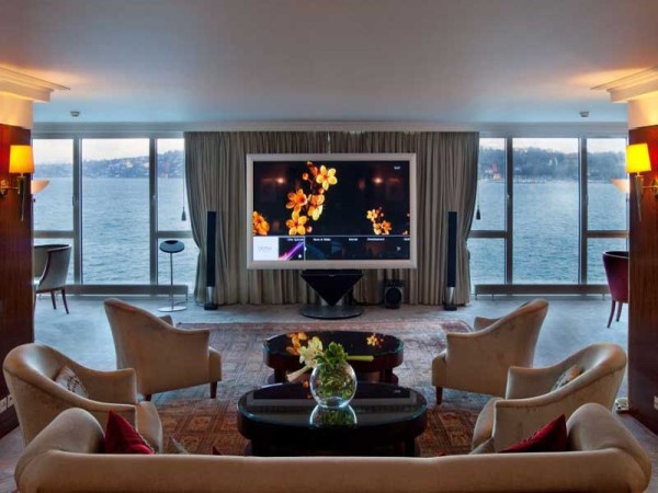 Ngoài ra, đây là phòng khách sạn đầu tiên ở châu Âu trang bị ti vi màn hình phẳng Bang & OlufsenBeo Vision 4-103 cực đắt tiền. Ngoài ra, đây là phòng khách sạn đầu tiên ở châu Âu trang bị ti vi màn hình phẳng Bang & OlufsenBeo Vision 4-103 cực đắt tiền.