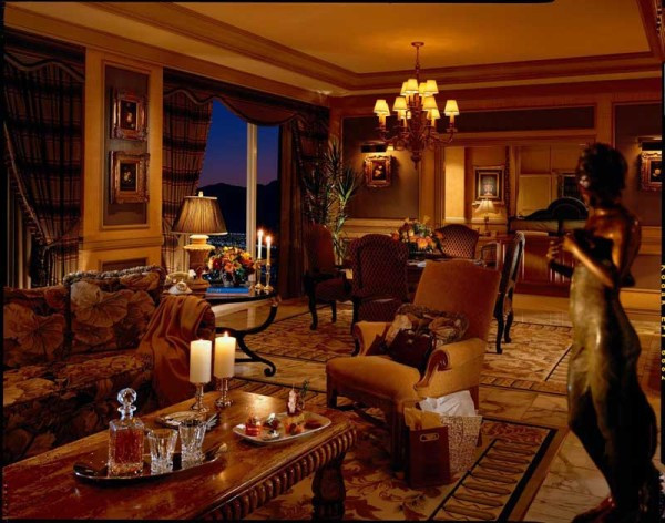 Nằm ở tầng 8 của khách sạn President Wilson nhìn thẳng ra hồ Geneva và dãy núi Alps, Royal Penthouse Suite được coi là phòng khách sang trọng nhất thế giới. Mỗi chi tiết bên trong căn phòng đều là một sự xa xỉ. Nằm ở tầng 8 của khách sạn President Wilson nhìn thẳng ra hồ Geneva và dãy núi Alps, Royal Penthouse Suite được coi là phòng khách sang trọng nhất thế giới. Mỗi chi tiết bên trong căn phòng đều là một sự xa xỉ.