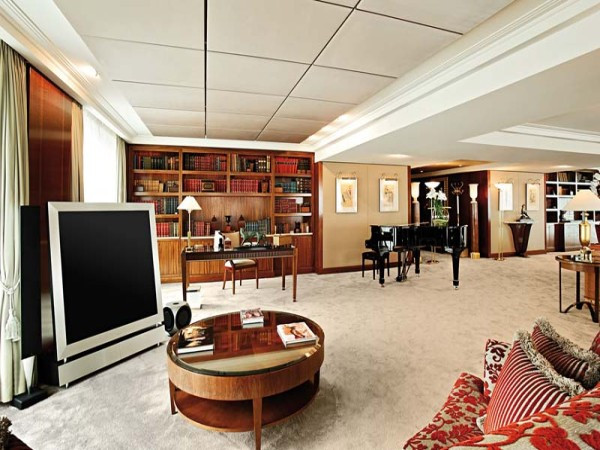 Royal Penthouse Suite còn có một trung tâm thể dục riêng biệt, thư viện, bàn bi-a, sân thượng riêng, một chiếc piano Steinway vào loại lớn cà thậm chí có cả một thang máy riêng. Royal Penthouse Suite còn có một trung tâm thể dục riêng biệt, thư viện, bàn bi-a, sân thượng riêng, một chiếc piano Steinway vào loại lớn cà thậm chí có cả một thang máy riêng.