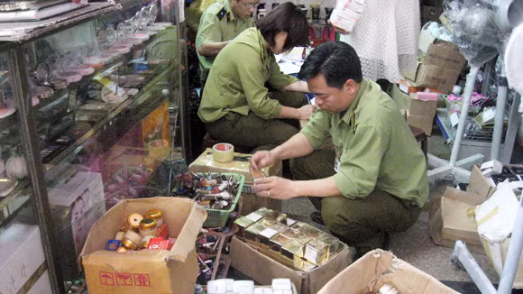 Hàng trăm sản phẩm mỹ phẩm không rõ nguồn gốc bị thu giữ