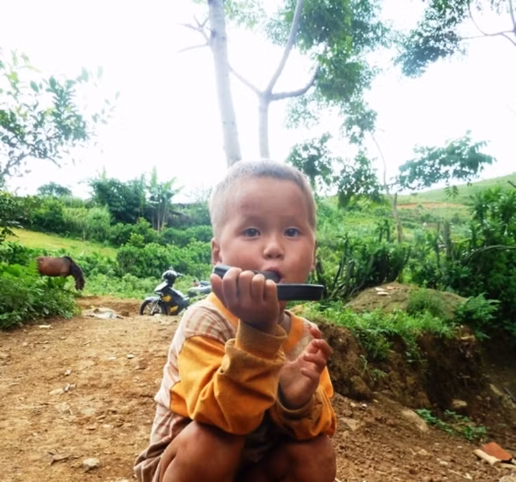 Mọi thứ được mang lên từ Hà Nội xa hoa khiến chúng tò mò, thích thú, ngạc nhiên và háo hức đến kỳ lạ. Những chiếc dép đầy màu sắc tạo ra tiếng kêu, bộ quần áo mới toanh thơm tho, chiếc ô tô đồ chơi, thú nhồi bông ngộ nghĩnh là những thứ mà chúng không bao giờ mơ đến.