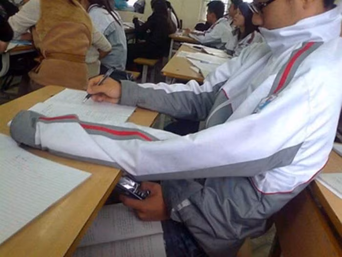 Thậm chí còn có hành động "tay giả" khó đỡ đến hài hước như thế này. Thậm chí còn có hành động "tay giả" khó đỡ đến hài hước như thế này.