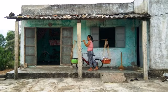 Căn nhà tuềnh toàng phải vay mượn để xây cứ trời mưa là bị dột, phải lấy chậu hứng nước để khỏi bị ướt. Ảnh Hoàng Hà Căn nhà tuềnh toàng phải vay mượn để xây cứ trời mưa là bị dột, phải lấy chậu hứng nước để khỏi bị ướt. Ảnh Hoàng Hà