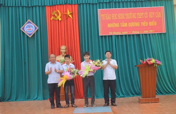 Bí thư huyện ủy, Phó Chủ tịch UBND huyện Vũ Quang khen tặng hai em Thắng và Nhã (Ảnh: Lê Quốc Châu) Bí thư huyện ủy, Phó Chủ tịch UBND huyện Vũ Quang khen tặng hai em Thắng và Nhã (Ảnh: Lê Quốc Châu)