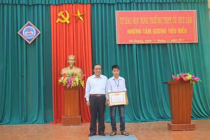 Khen thưởng học sinh dũng cảm cứu cô giáo trong cơn lũ dữ ảnh 1 Khen thưởng học sinh dũng cảm cứu cô giáo trong cơn lũ dữ ảnh 1