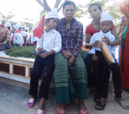 Đi chân trần gần chục cây số đến trường khai giảng ảnh 1