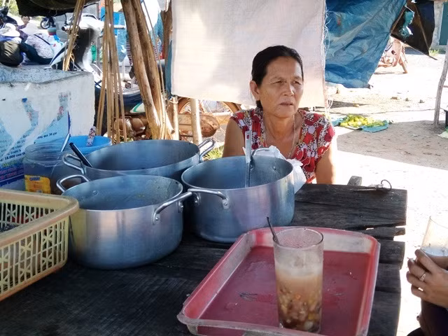 Hơn chục năm qua, cuộc sống của mẹ con bà Tâm phụ thuộc vào gánh chè ở chợ. Ảnh Hoàng Hà Hơn chục năm qua, cuộc sống của mẹ con bà Tâm phụ thuộc vào gánh chè ở chợ. Ảnh Hoàng Hà