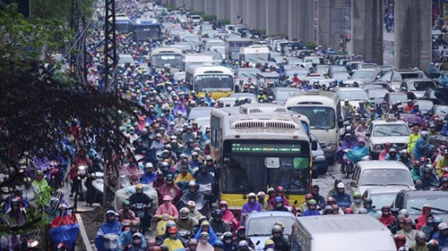 Đường phố Hà Nội những ngày qua kẹt cứng ô tô chính là bởi tâm lý “đi tắt, đón đầu” (Ảnh: tienphong.vn)