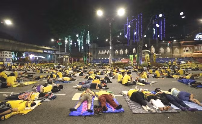 Biểu tình nằm ở Malaysia năm 2015 đòi thủ tướng đương nhiệm từ chức Biểu tình nằm ở Malaysia năm 2015 đòi thủ tướng đương nhiệm từ chức