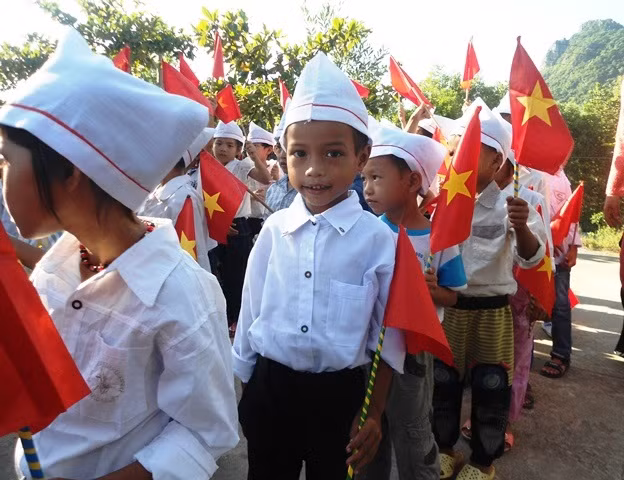 Em Hồ Kỳ Anh (học sinh lớp 1, ở bản Lâm Ninh) có bố bị bệnh thần kinh, nhưng vì hoàn cảnh gia đình rất khó khăn nên không có tiền đi khám. Sáng nay, Kỳ Anh cùng mẹ dậy từ 5 giờ sáng, nhịn đói, đi chân trần vượt hơn 7km đường rừng đến trường khai giảng.