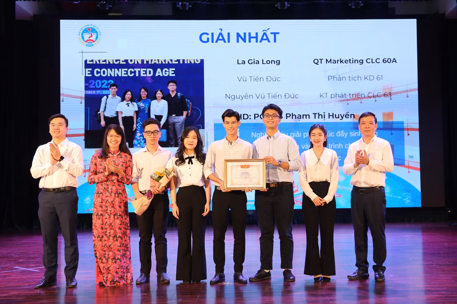 La Gia Long (đứng thứ 5 từ trái sang) cùng giảng viên hướng dẫn và các bạn trong nhóm nghiên cứu của mình nhận Giải Nhất giải thưởng “Sinh viên Nghiên cứu Khoa học” Trường Đại học Kinh tế Quốc dân năm 2022 (Ảnh: NVCC). La Gia Long (đứng thứ 5 từ trái sang) cùng giảng viên hướng dẫn và các bạn trong nhóm nghiên cứu của mình nhận Giải Nhất giải thưởng “Sinh viên Nghiên cứu Khoa học” Trường Đại học Kinh tế Quốc dân năm 2022 (Ảnh: NVCC).