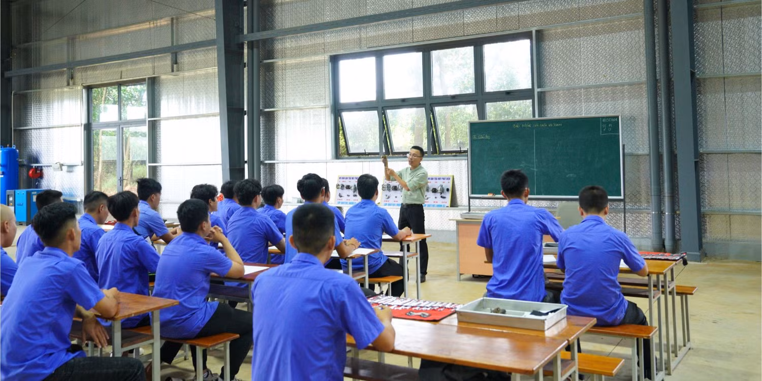 Sinh viên Trường Đại học Công nghệ Miền Đông trong giờ học (Ảnh: Website nhà trường). Sinh viên Trường Đại học Công nghệ Miền Đông trong giờ học (Ảnh: Website nhà trường).