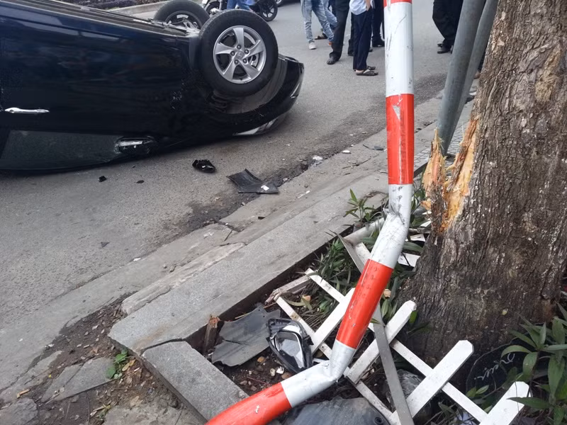 Vết tích của xe ô tô 4 chỗ tông vào cột biển báo. Ảnh Thùy Linh Vết tích của xe ô tô 4 chỗ tông vào cột biển báo. Ảnh Thùy Linh