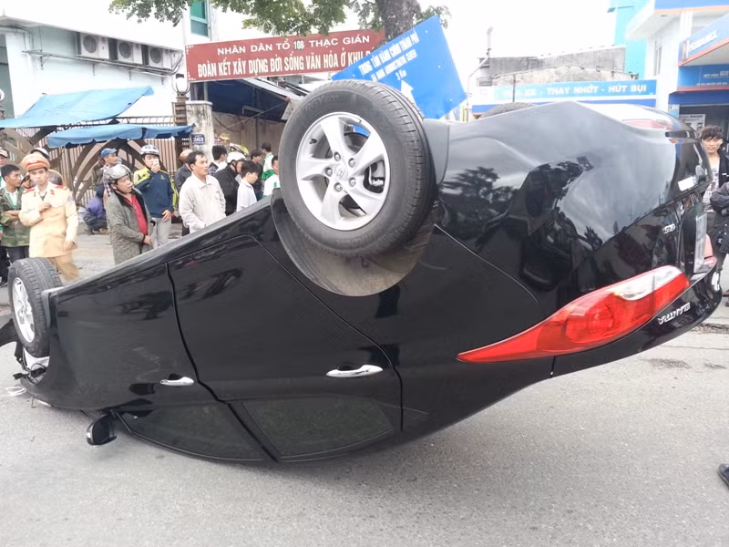 Nhiều người chứng kiến vụ tai nạn không hiểu vì sao tài xế xe ô tô 4 chỗ lại điều khiển xe một cách kỳ lạ như vậy?. Ảnh Thùy Linh Nhiều người chứng kiến vụ tai nạn không hiểu vì sao tài xế xe ô tô 4 chỗ lại điều khiển xe một cách kỳ lạ như vậy?. Ảnh Thùy Linh