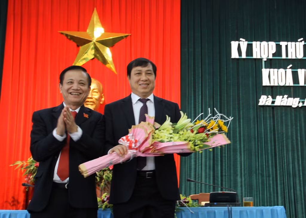 Ông Trần Thọ, Bí thư Thành ủy Đà Nẵng tặng hoa chúc mừng tân Chủ tịch UBND TP Đà Nẵng Huỳnh Đức Thơ. Ảnh Thùy Linh Ông Trần Thọ, Bí thư Thành ủy Đà Nẵng tặng hoa chúc mừng tân Chủ tịch UBND TP Đà Nẵng Huỳnh Đức Thơ. Ảnh Thùy Linh