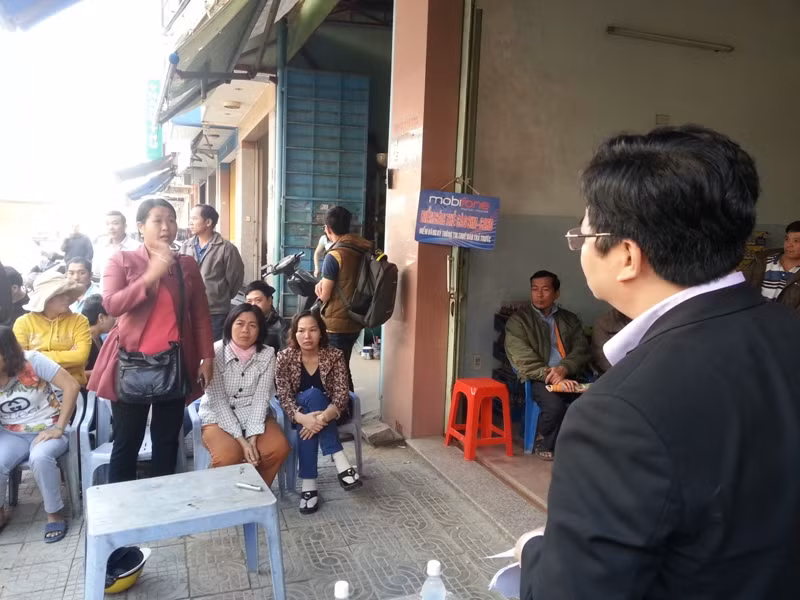Một hộ dân trong vùng bị ảnh hưởng công trình đứng dậy phát biểu trước lãnh đạo UBND quận Thanh Khê vào sáng 23/1. Ảnh Thùy Linh
