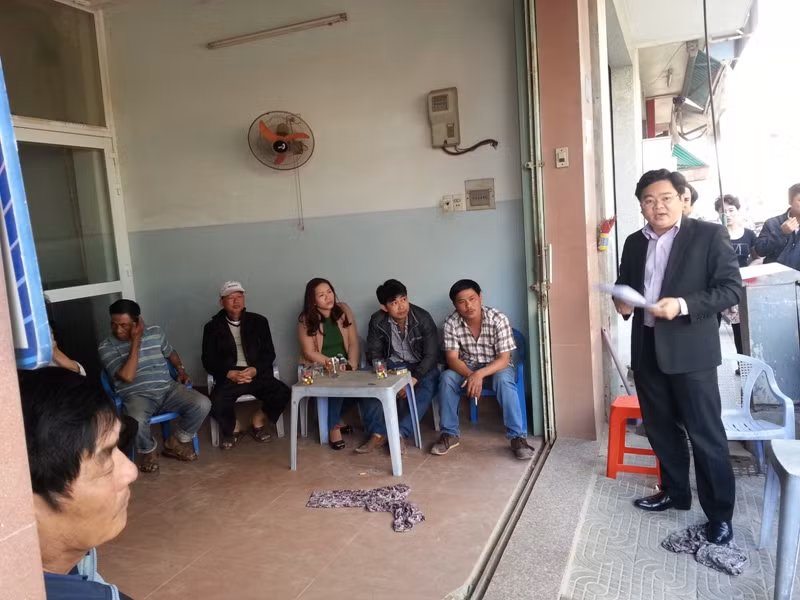 Lãnh đạo UBND quận Thanh Khê có mặt tại công trình để giải thích rõ những thắc mắc, kiến nghị của các hộ dân. Tuy nhiên, sự việc vẫn chưa kết thúc vì giữa chính quyền và người dân vẫn chưa tìm được tiếng nói chung. Ảnh Thùy Linh
