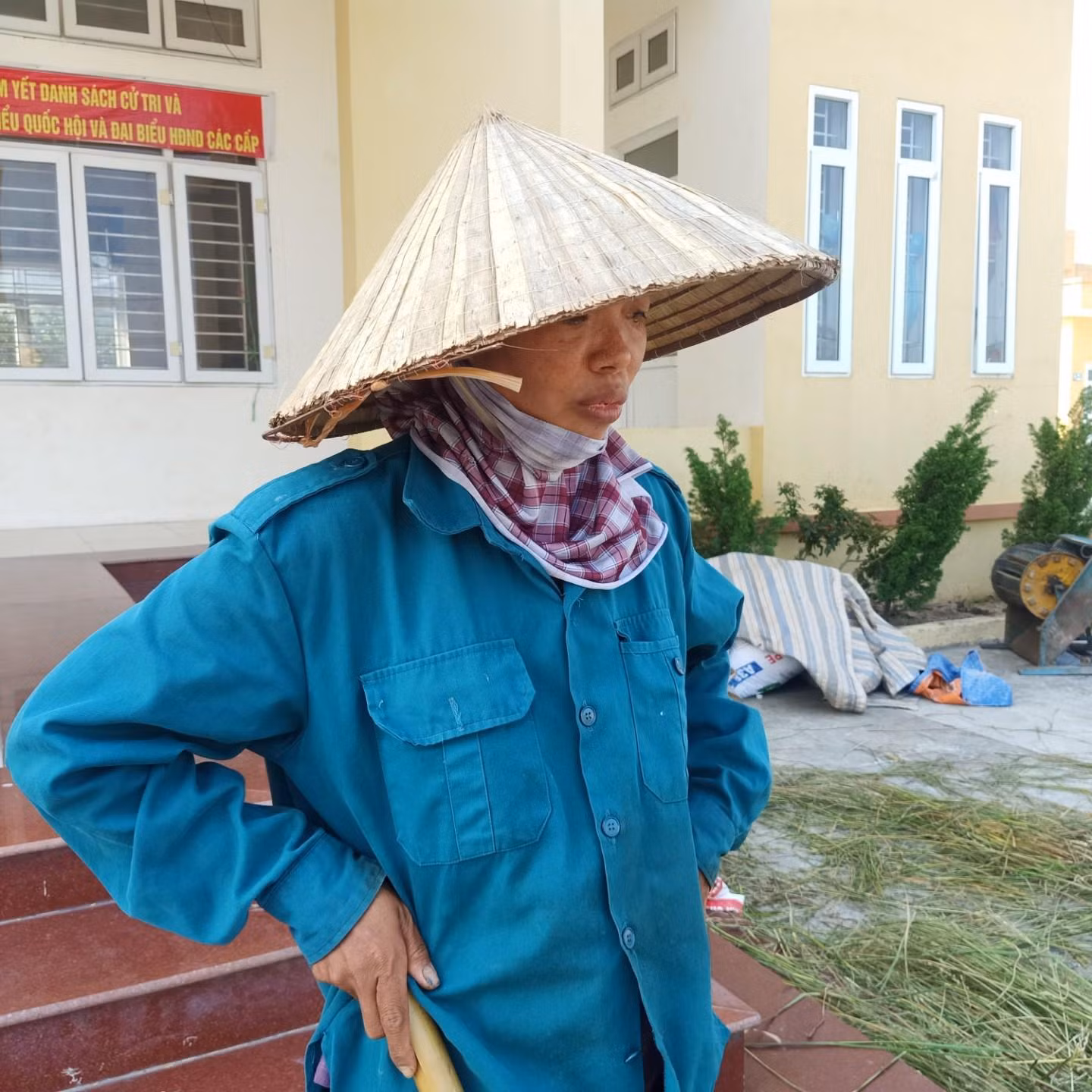 Chị Bến tại Nhà văn hóa thôn để phơi thóc và tước rơm.