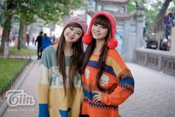 Miss teen Quỳnh Anh chia sẻ: “Hôm nay lên bờ Hồ chơi, mình thấy không khí ở đây thật náo nhiệt. Đường phố như được trang hoàng lại với rất nhiều bông hoa màu sắc. Ai cũng muốn lưu giữ lại một kỉ niệm đẹp trong ngày cuối cùng của năm. Mình và Kim Cương cũng thế! Năm mới, chúng mình muốn gửi lời chúc sức khỏe, sự an lành tới tất cả mọi người”.