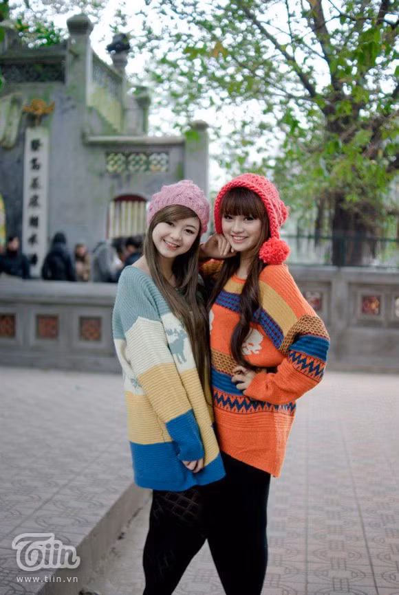 Trong bộ đồ len nhiều màu sắc, trông hai cô gái miss teen thật rực rỡ và tươi tắn.