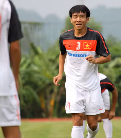 Trung vệ Nguyễn Minh Đức - 30 tuổi, cựu thủ quân đội tuyển quốc gia. Chia tay Sài Gòn Xuân Thành để về với đội bóng cũ V.Hải Phòng, tưởng như mọi chuyện đã êm xuôi nhưng hợp đồng chính thức giữa Minh Đức và đội bóng đất Cảng vẫn chưa thể ký do chưa được cấp kinh phí.