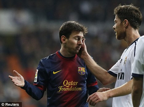 Pha va chạm giữa Messi và Alonso ở phút 78.