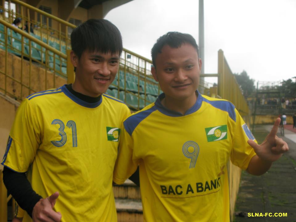 Công Vinh và Trọng Hoàng trong buổi tập mới nhất cùng SLNA.