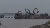 Cát được đưa vào các bến trái phép ven để tại xã Đông Ninh để đi tiêu thụ. Ảnh Phan Thiên