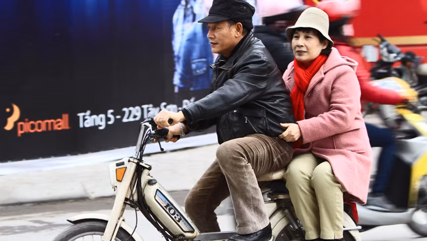 Hai ông bà đi đâu cũng có nhau.>> xem chi tiết tại đây Hai ông bà đi đâu cũng có nhau.>> xem chi tiết tại đây