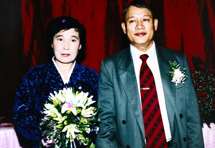 Mười năm qua, bà Ri Yong-hui sống cùng chồng ở khu tập thể Thành Công, Hà Nội. Bà đi dạy tiếng Triều Tiên, trong khi ông Cảnh đi làm. >> xem chi tiết tại đây Mười năm qua, bà Ri Yong-hui sống cùng chồng ở khu tập thể Thành Công, Hà Nội. Bà đi dạy tiếng Triều Tiên, trong khi ông Cảnh đi làm. >> xem chi tiết tại đây