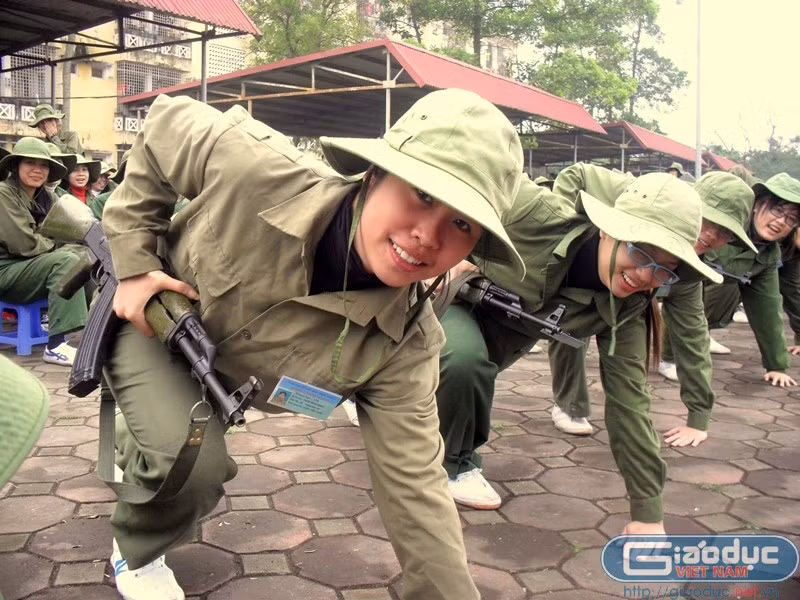 Nụ cười tươi rói dưới chiếc mũ tai bèo. Nụ cười tươi rói dưới chiếc mũ tai bèo.