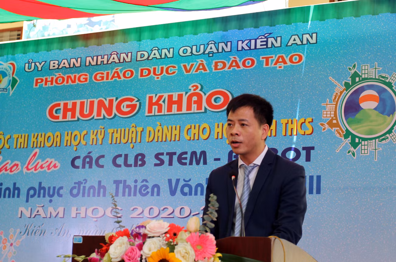 Ông Vũ Xuân Phúc, Trưởng phòng Giáo dục và Đào tạo quận Kiến An (Hải Phòng) phát biểu tại cuộc thi (Ảnh: Lã Tiến)