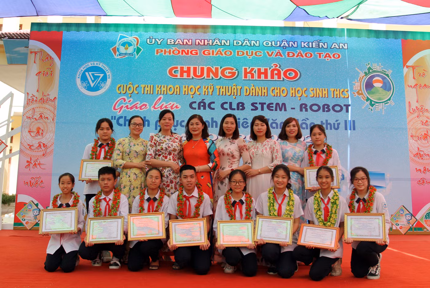 Cô và trò Trường Trung học cơ sở Trần Phú tham dự cuộc thi năm nay (ảnh: Lã Tiến)