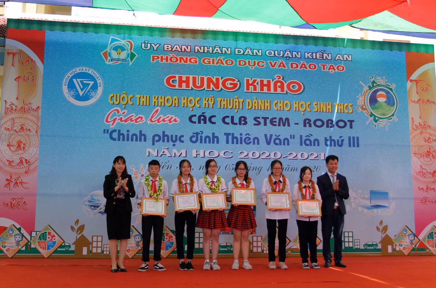 Lãnh đạo quận Kiến An, Phòng Giáo dục và Đào tạo quận trao giải cho các đội thi (Ảnh: Lã Tiến)