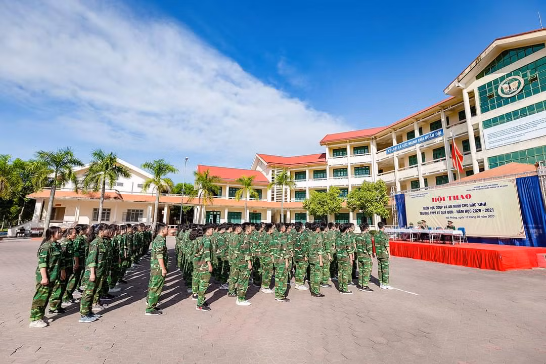 Hiệu trưởng Trường Trung học phổ thông Lê Quý Đôn phủ nhận việc nhà trường thu tiền học sinh để đưa học sinh đi học Giáo dục quốc phòng tập trung (Ảnh: Phụ huynh cung cấp)