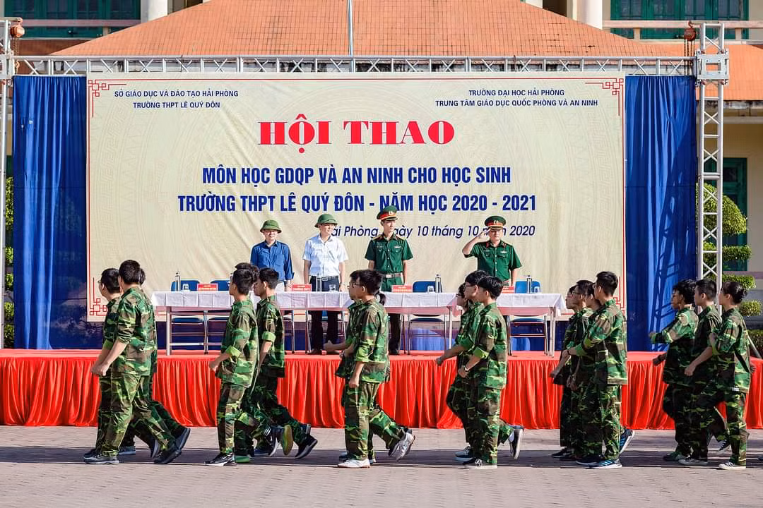 Trường Trung học phổ thông Lê Quý Đôn (Hải Phòng) đưa học sinh học tập trung 1 tuần môn Giáo dục quốc phòng và an ninh (Ảnh: Phụ huynh cung cấp)