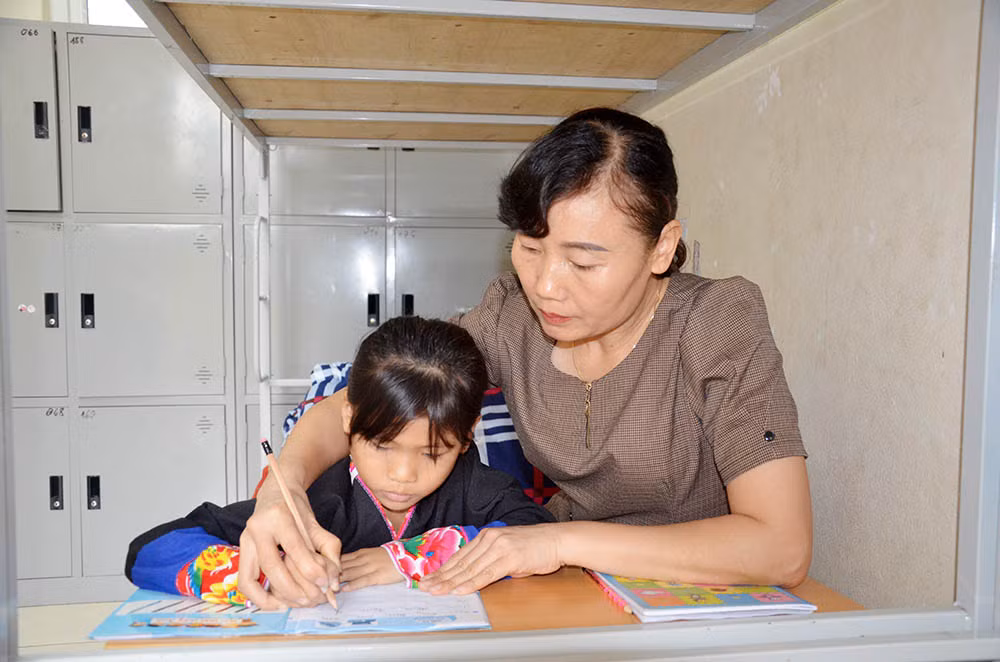 Cô giáo Tô Thị Miên hướng dẫn học sinh lớp 1 viết chữ (Ảnh: CTV) Cô giáo Tô Thị Miên hướng dẫn học sinh lớp 1 viết chữ (Ảnh: CTV)