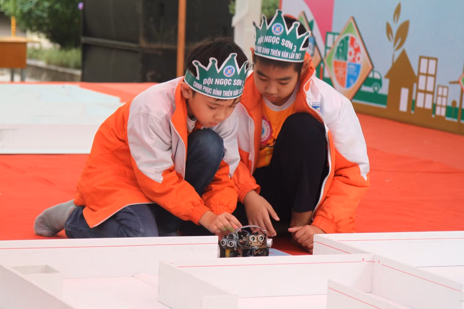 Đội Ngọc Sơn điều khiển robot (Ảnh: CTV)