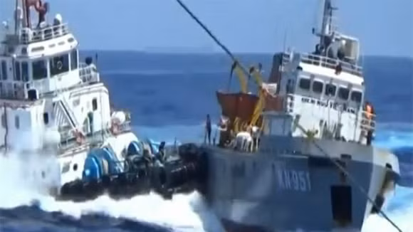 Tàu Kiểm ngư 951 của Việt Nam bị tàu của kẻ "từng vừa là đồng chí vừa là anh em" hung hãn đâm va ngay trong vùng đặc quyền kinh tế, thềm lục địa Việt Nam, nơi Bắc Kinh hạ đặt bất hợp pháp giàn khoan 981.