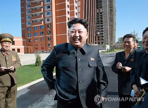 Kim Jong-un cười mãn nguyện sau chuyến thăm.