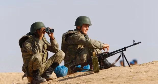 Lính Thổ Nhĩ Kỳ quan sát tình hình chiến sự tại thị trấn Kobani từ bên kia biên giới. Lính Thổ Nhĩ Kỳ quan sát tình hình chiến sự tại thị trấn Kobani từ bên kia biên giới.