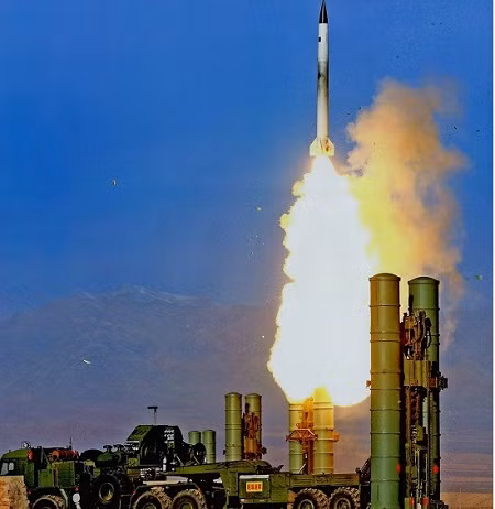 Hình ảnh bắn thử nghiệm hệ thống phòng không hiện đại nhất S-400 của Nga