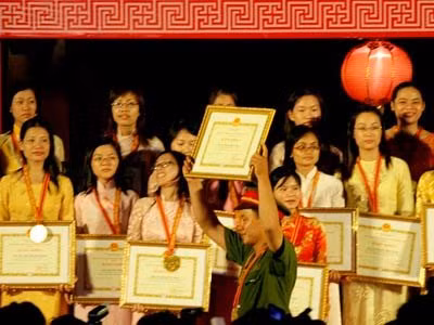 Tôn vinh thủ khoa tốt nghiệp các trường ĐH trên địa bàn Hà Nội. Ảnh: Lê Anh Dũng