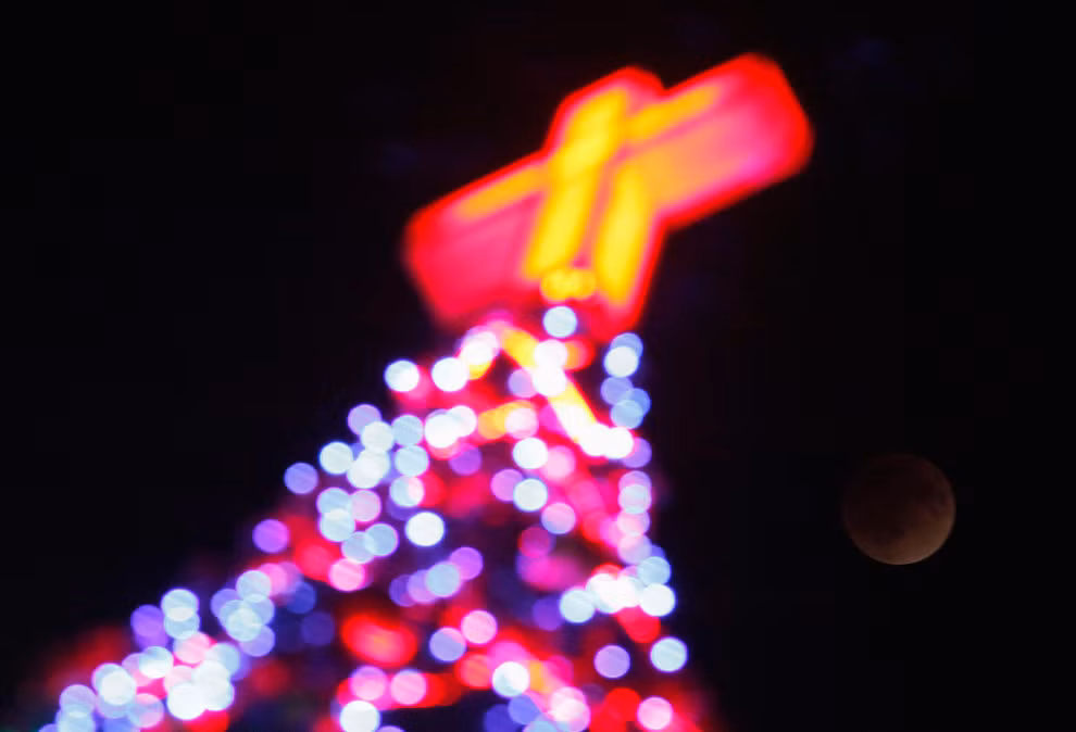 Nguyệt thực toàn phần phía sau một cây thông Noel ở Seoul, Hàn Quốc