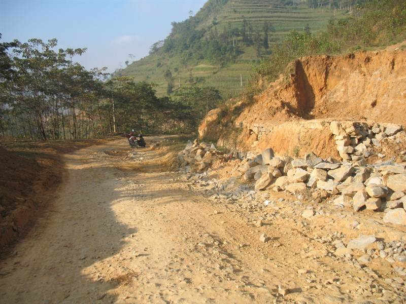 Để vào được tới trường, các em nhỏ phải trải qua những đoạn đường dài phủ đầy đất đỏ. Trời nắng thì bụi bặm, ngày mưa thì đường lầy lội, trơn trượt rất khó đi.