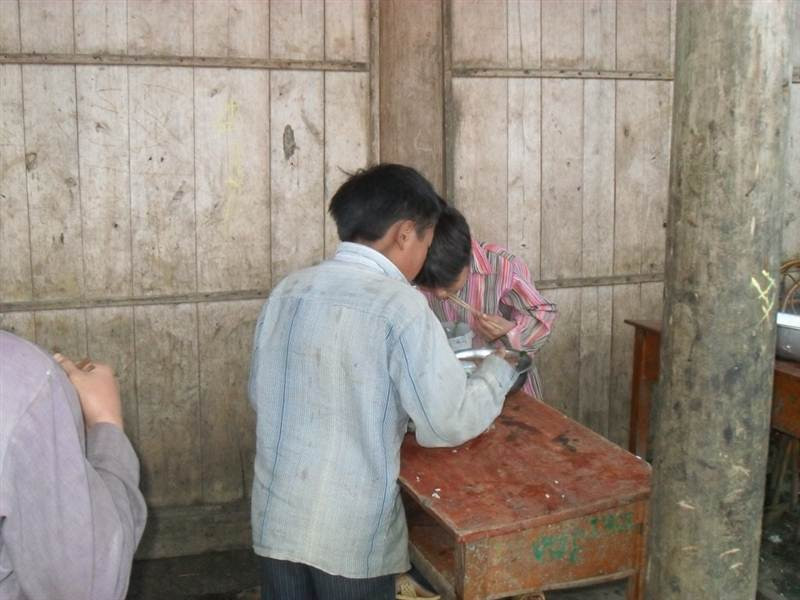Đứng ăn