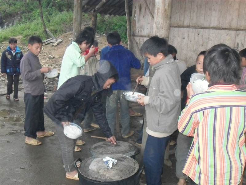 Bữa cơm của những đưa trẻ nơi đây thường chỉ gồm cơm trắng và canh rau.