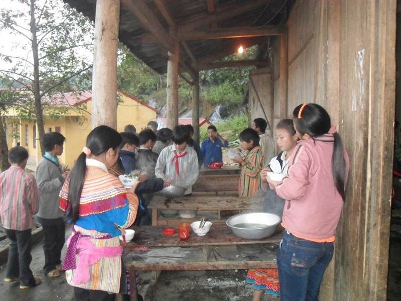 ngồi ăn ở bất cứ đâu có thể