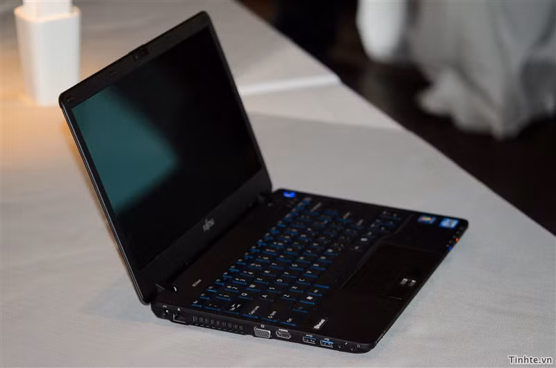 Fujitsu ra mắt LIFEBOOK SH771 pin siêu "khủng" 18 tiếng ảnh 1