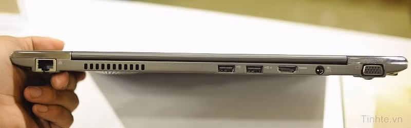 Phía sau với cổng LAN, khe tản nhiệt, 2 cổng USB 2.0, HDMI, jack nguồn và VGA-out.